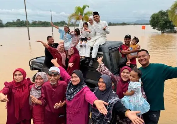 M'sian couple celebrate with family amid flooding in Kedah