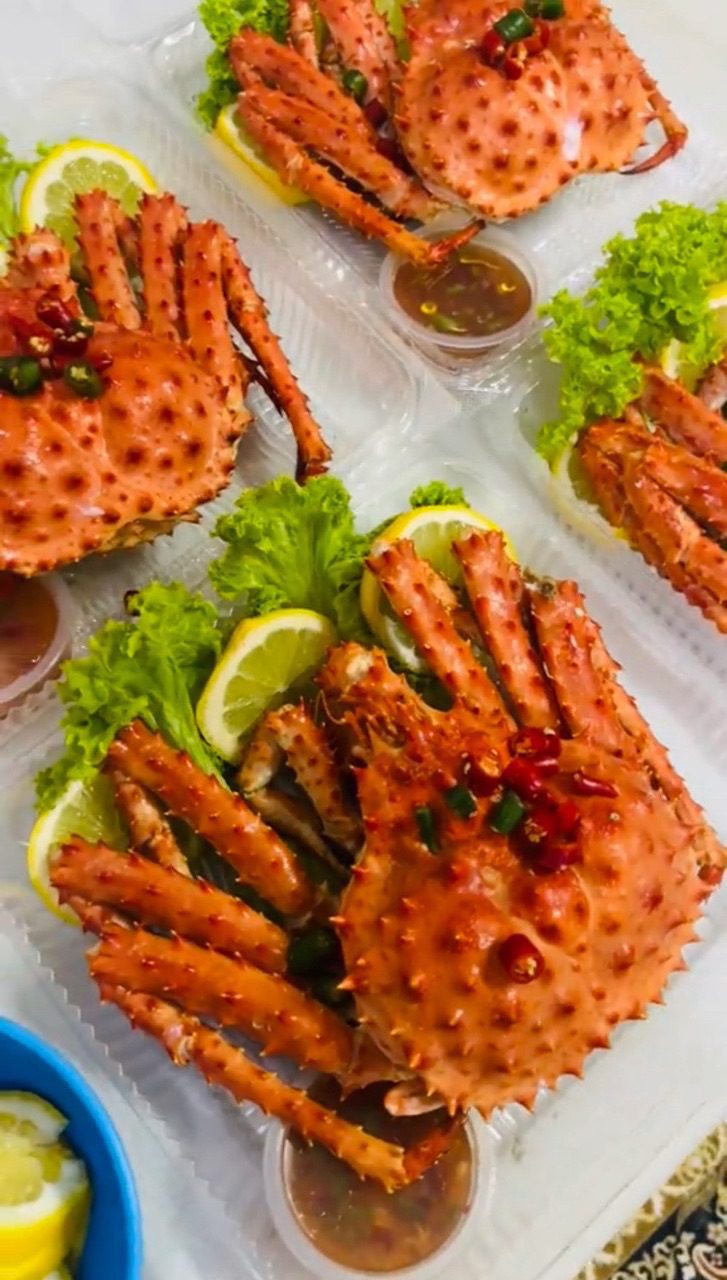 msian couple earns rm12k in 15 minutes selling king crab roadside crabs