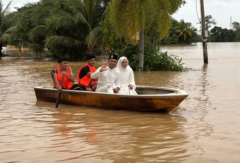 M'sian couple have wedding photoshoot while sitting inside raft