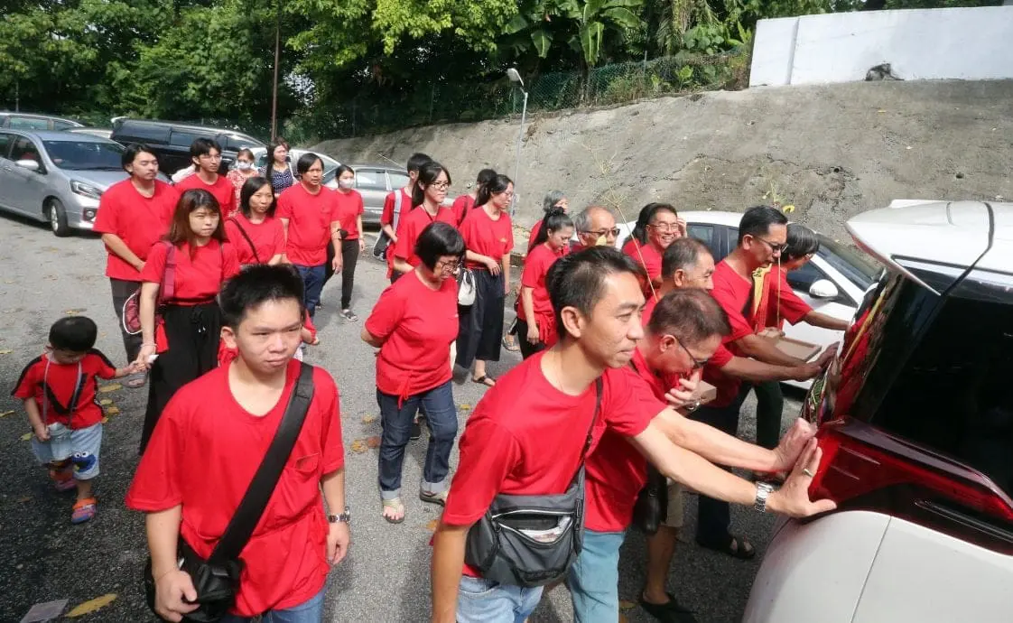 M'sian Couple Who Were Married For 80 Years Pass Away On The Same Day, Family Members Give Them A Jovial Sendoff  2