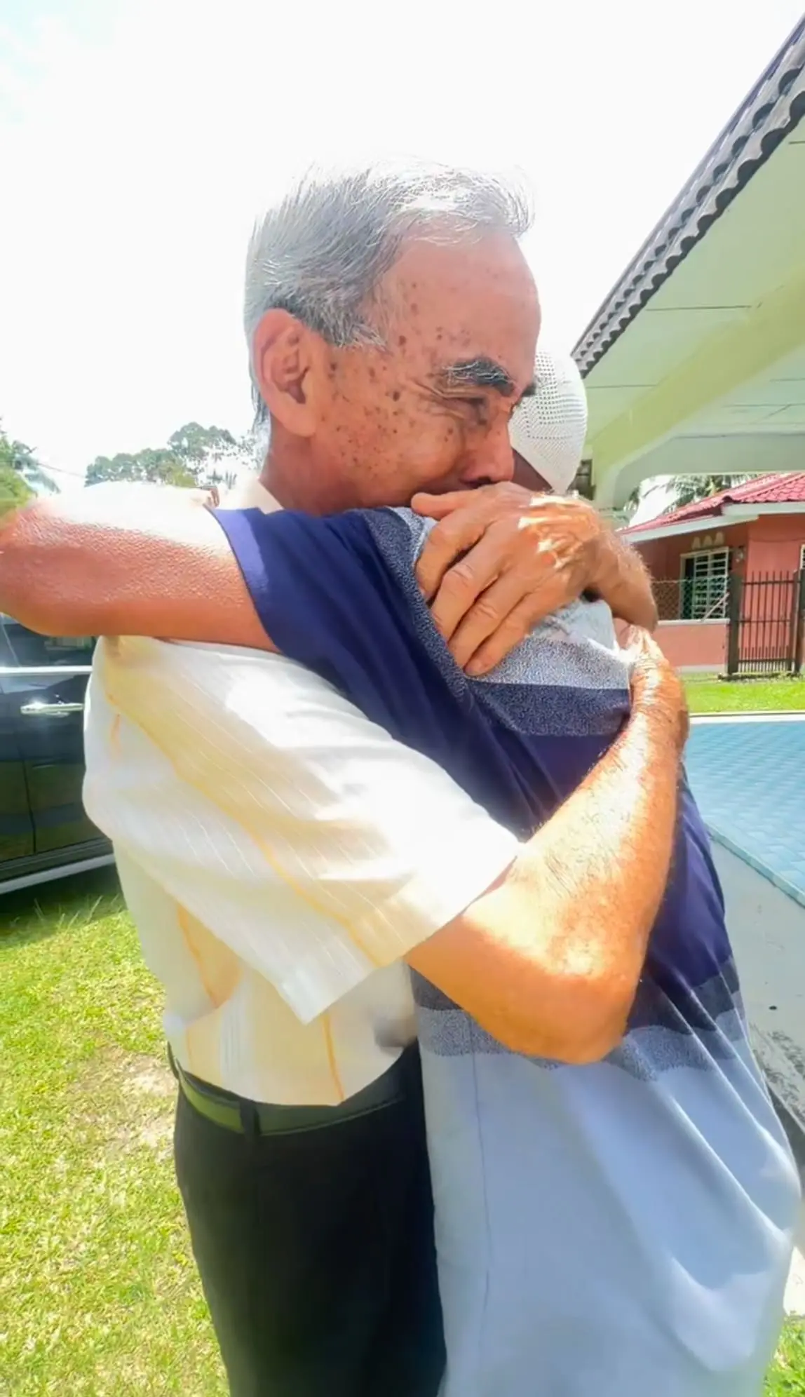 M’sian Dad Gets Surprise Reunion With His Best Friend From School Days After Decades