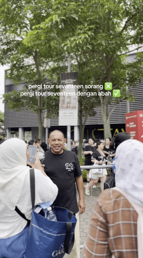 Msian dad with lightstick at kpop concert
