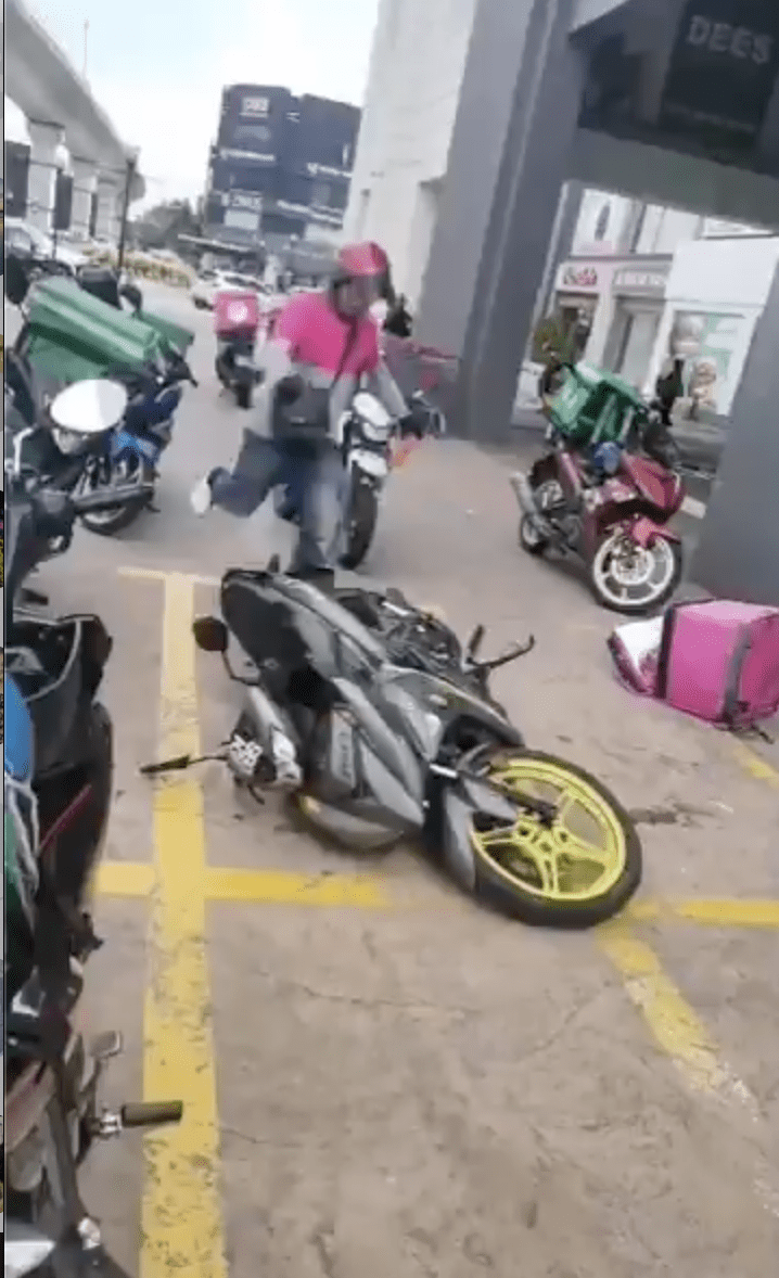 M'sian Delivery Rider Damages His Own Motorcycle After Failing To Pay The Loan For 3 Years  1
