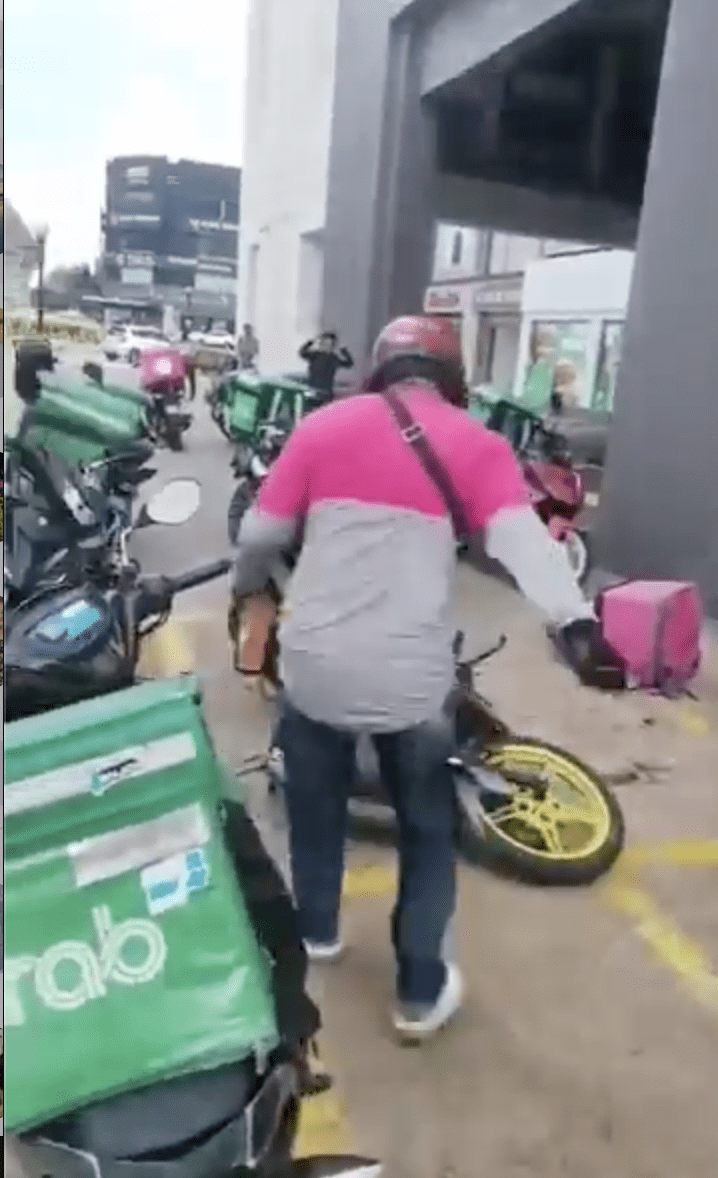 M'sian Delivery Rider Damages His Own Motorcycle After Failing To Pay The Loan For 3 Years  3