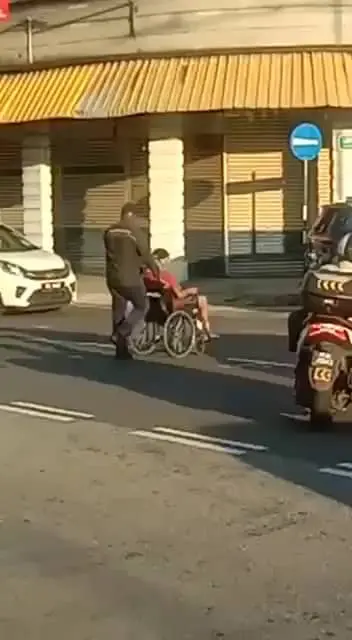 msian drive helping oku man crossing the road
