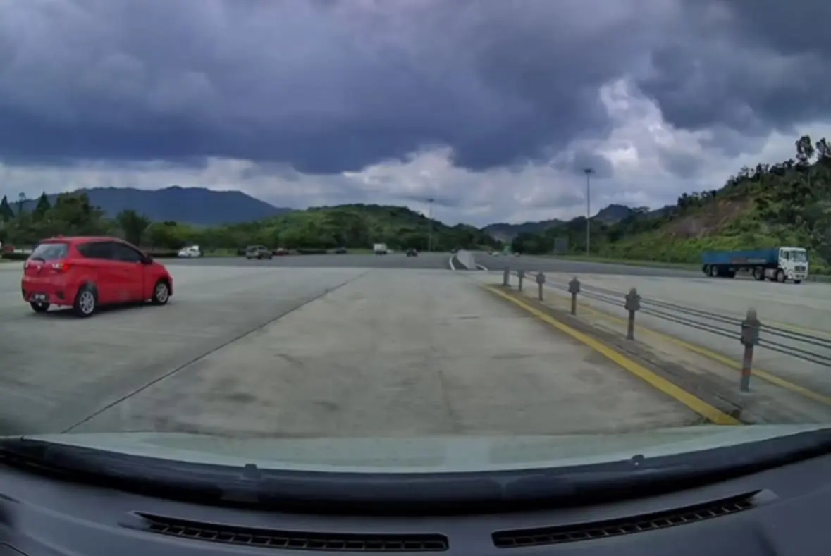M’sian Driver Almost Meets With Accident After Myvi Makes Sudden U-Turn At Rawang Toll Plaza
