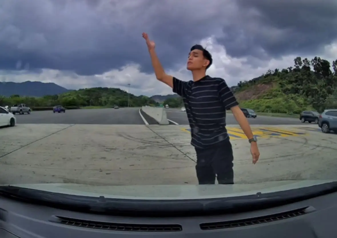 M’sian Driver Almost Meets With Accident After Myvi Makes Sudden U-Turn At Rawang Toll Plaza