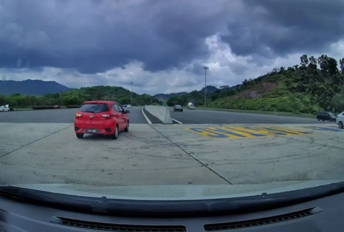 M’sian Driver Almost Meets With Accident After Myvi Makes Sudden U-Turn At Rawang Toll Plaza