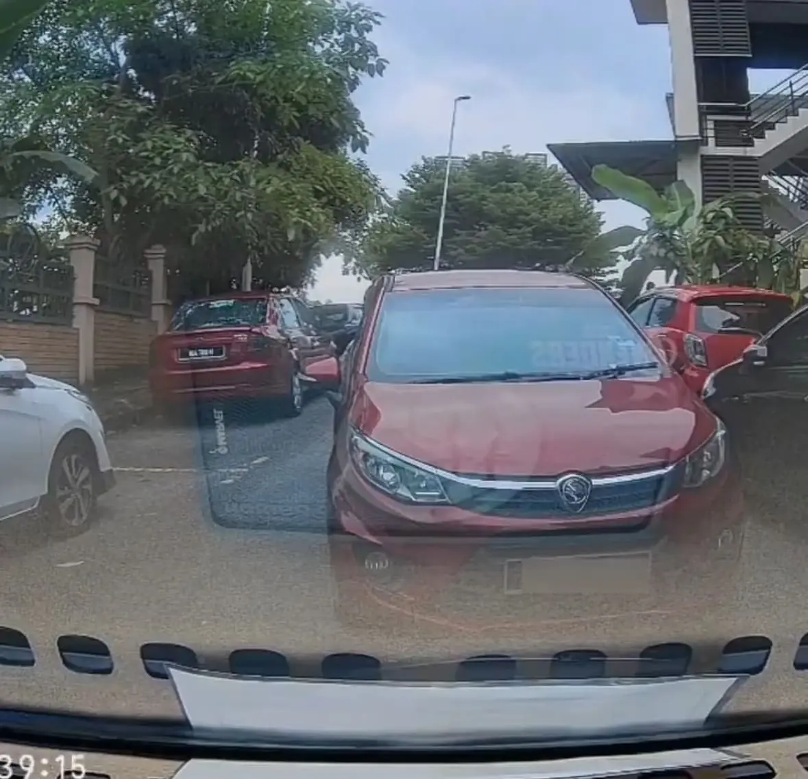 M'sian Driver Drives In Wrong Direction Along One-Way Street In Gombak