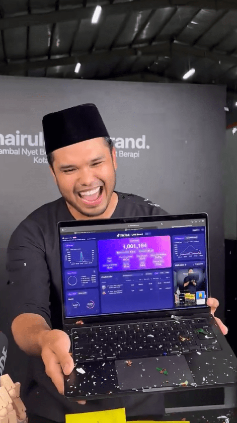 Msian entreprenuer showing his product sales