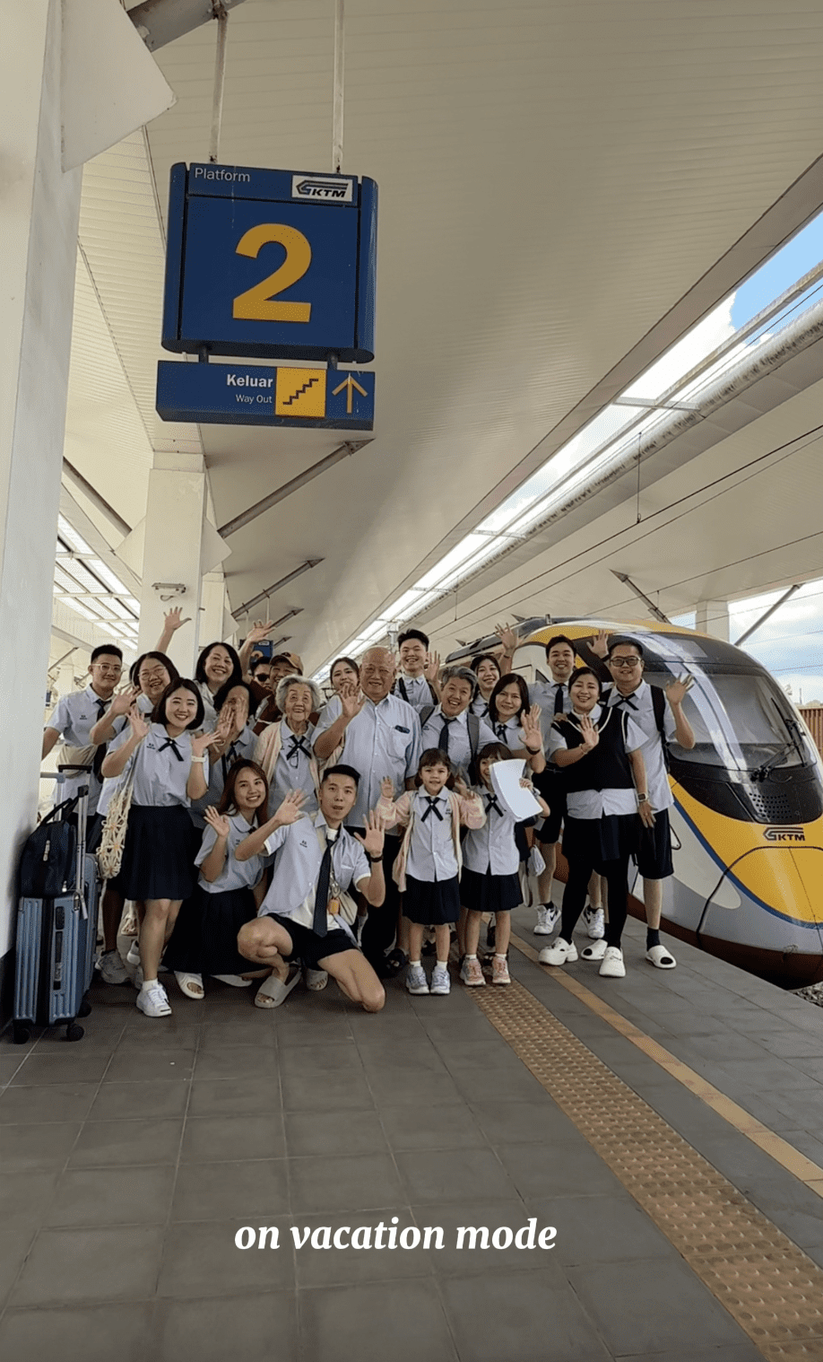 M’sian Family Dresses Up In Thai Student Uniforms In Hatyai 2