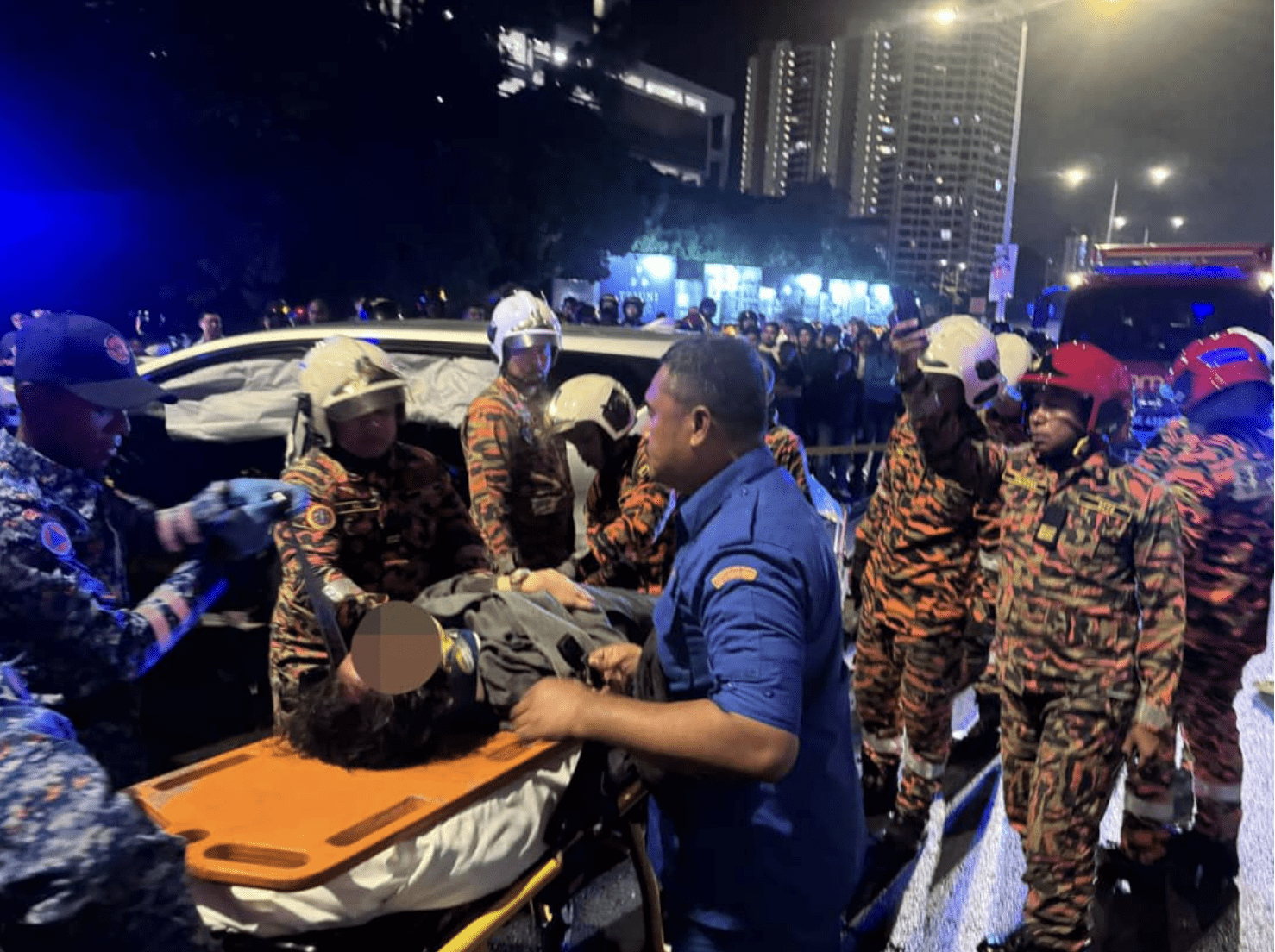 M'sian family of 7 mpv crashes electric pole