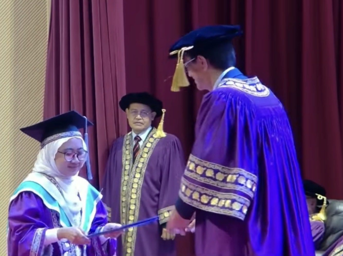 M’sian Graduate Receives News Of Father’s Passing Just 3 Hours Before Convocation, Walks On Stage To Honour His Last Wish