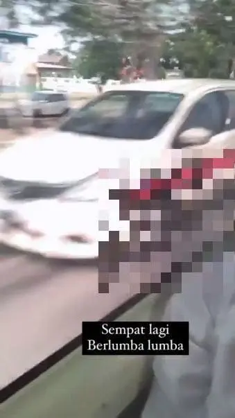 M'sian Healthcare Assistant Bashed For Blowing Kisses & Filming TikTok With Elderly Patient Inside Ambulance 2