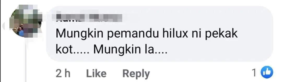 Hilux driver completely ignores ambulance's siren and refuses to give way