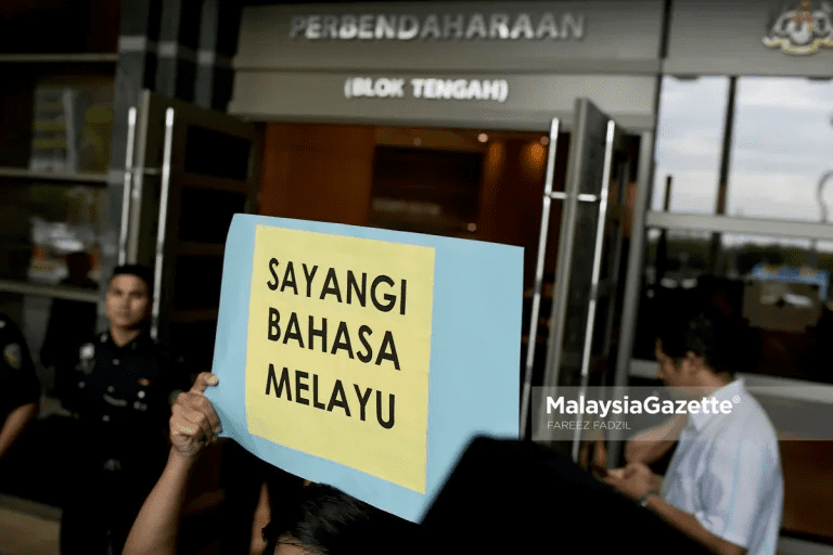 M'sian holding a BM placard