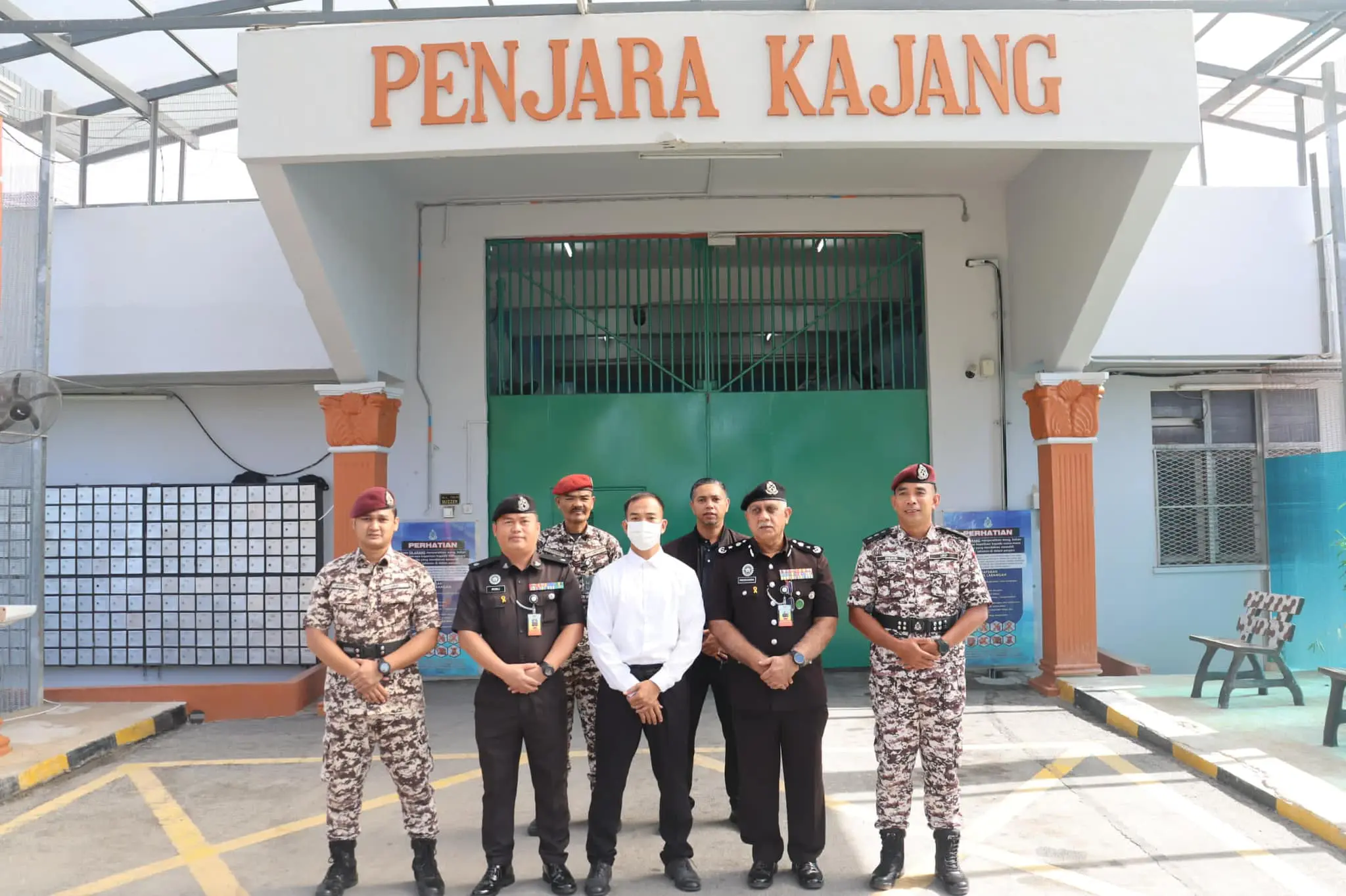 M'sian inmate Murad posing in front of Kajang Prison