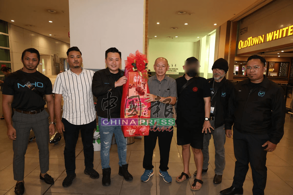 M'sian job scam victim takes photo with MHO members