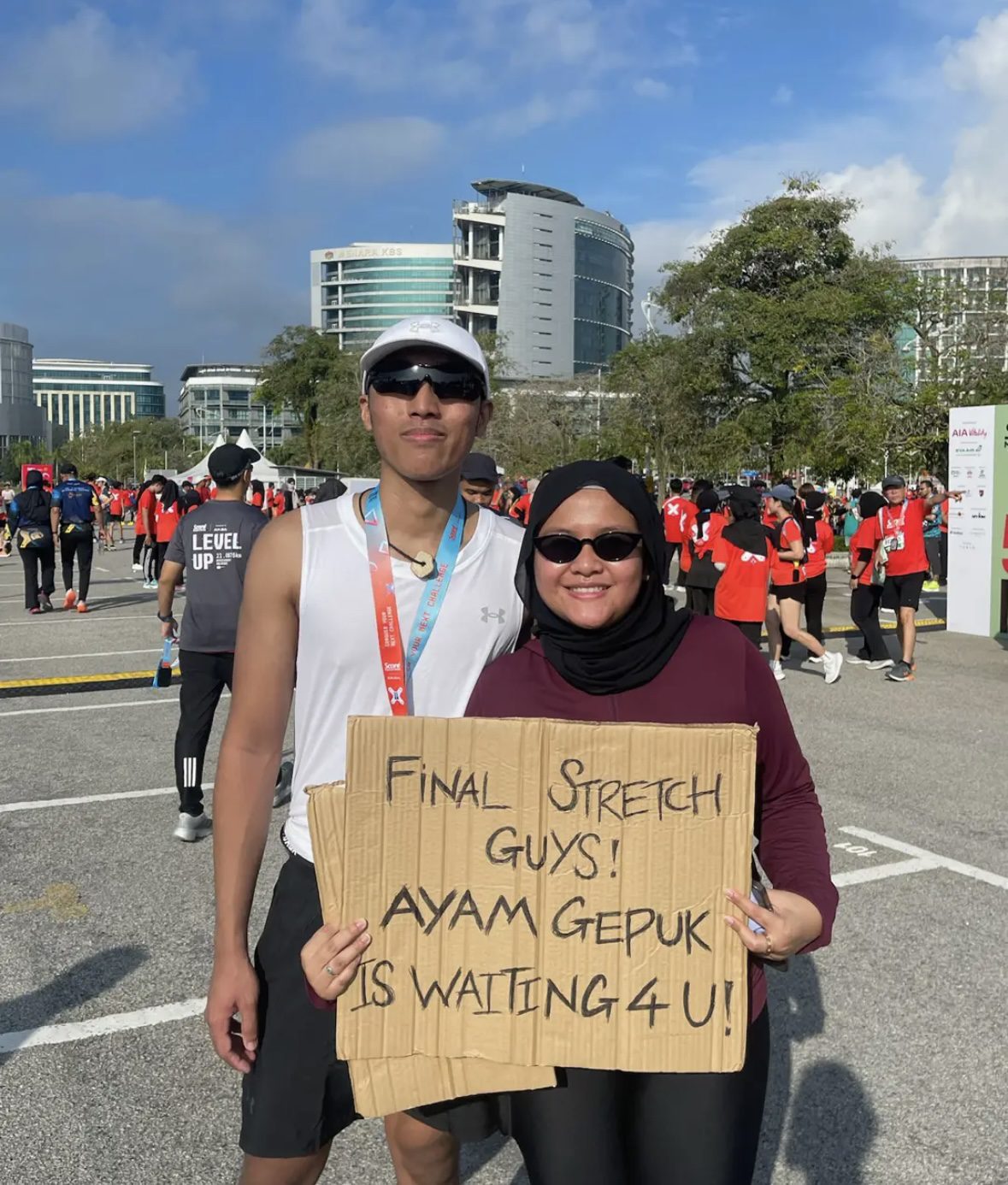 M’sian Man & Blind Friend Run 21KM Marathon Hand In Hand So They Could Cross The Finish Line Together