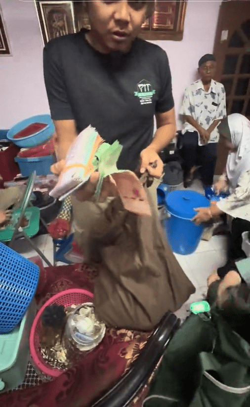 M'sian man counts money found at deceased woman's house