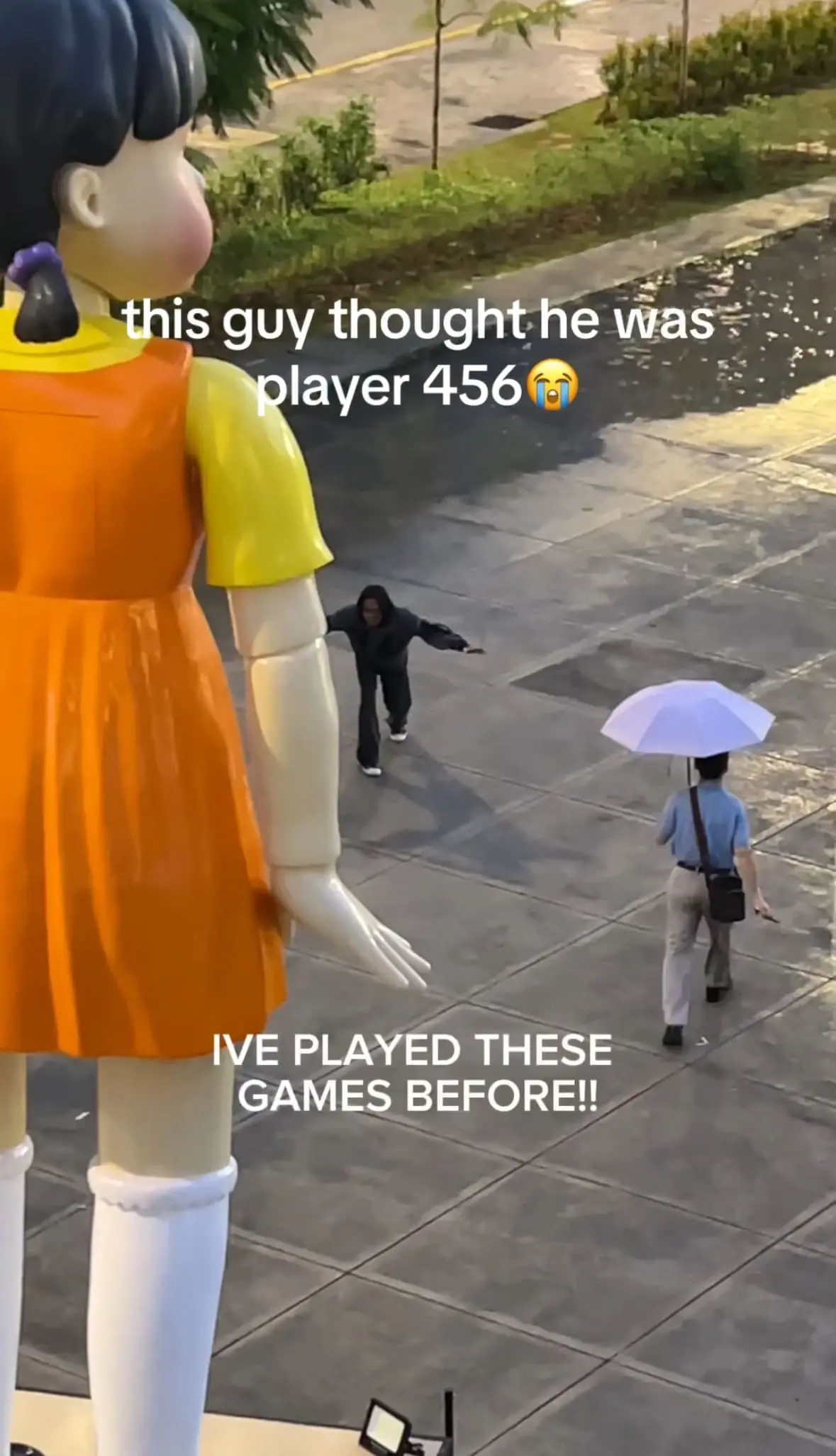 M'sian Man Dramatically Reenacts Squid Game's 'Red Light, Green Light' Scene At MRT Station