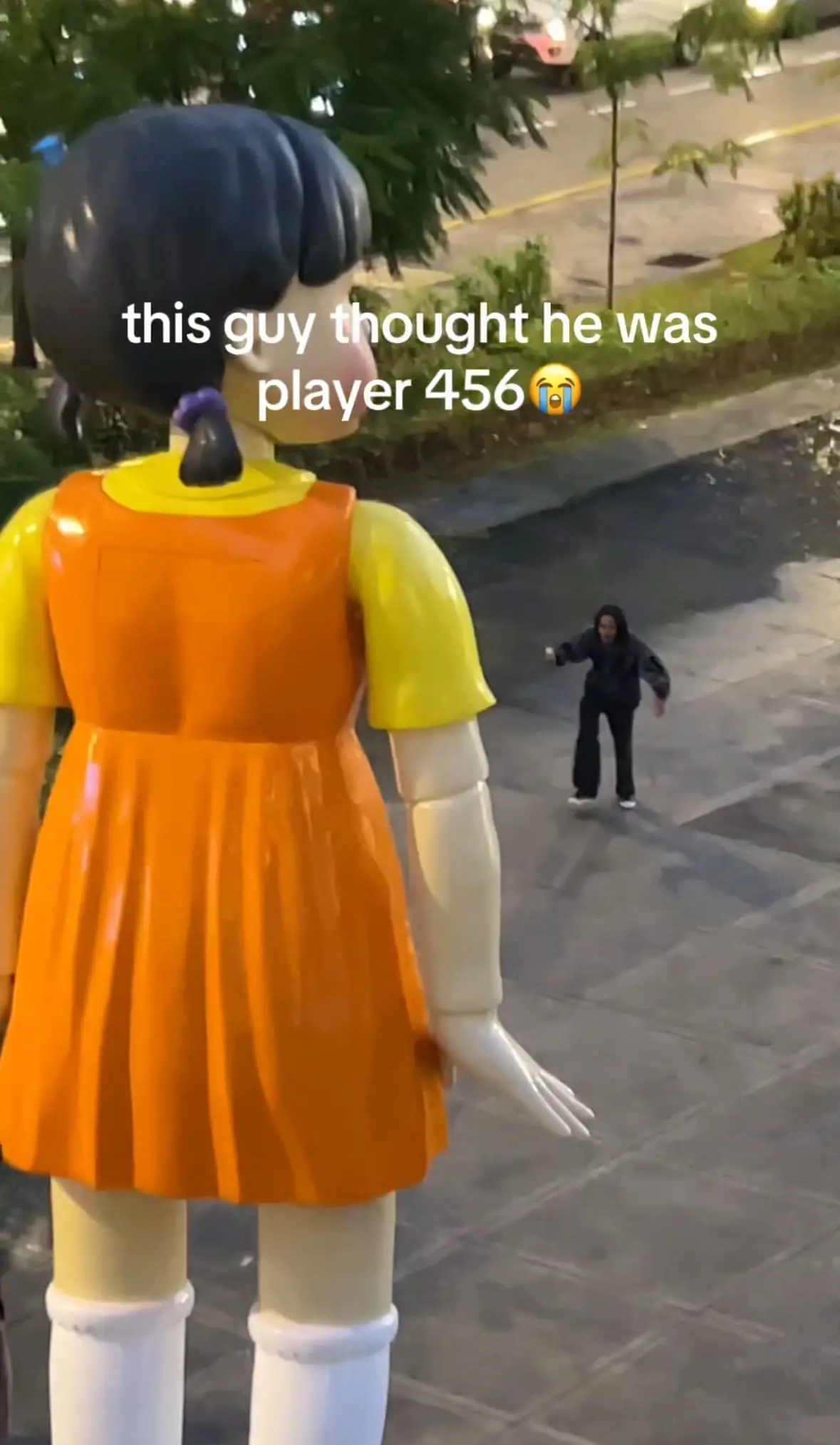 M'sian Man Dramatically Reenacts Squid Game's 'Red Light, Green Light' Scene At MRT Station