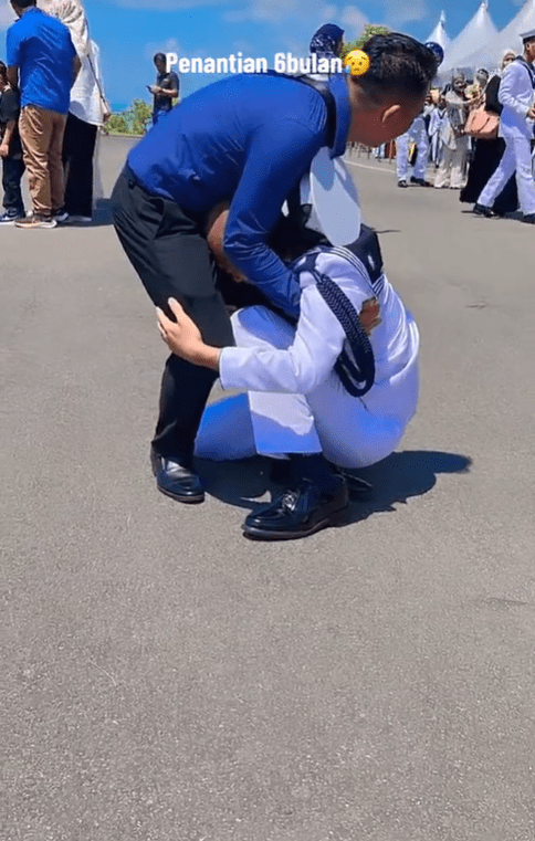 M'sian man falls to his knees in tears