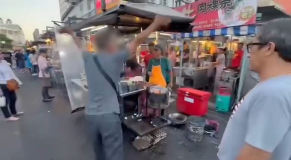 M’sian Man Flips Hawker’s Wok In Penang After Claiming His Question Was Ignored