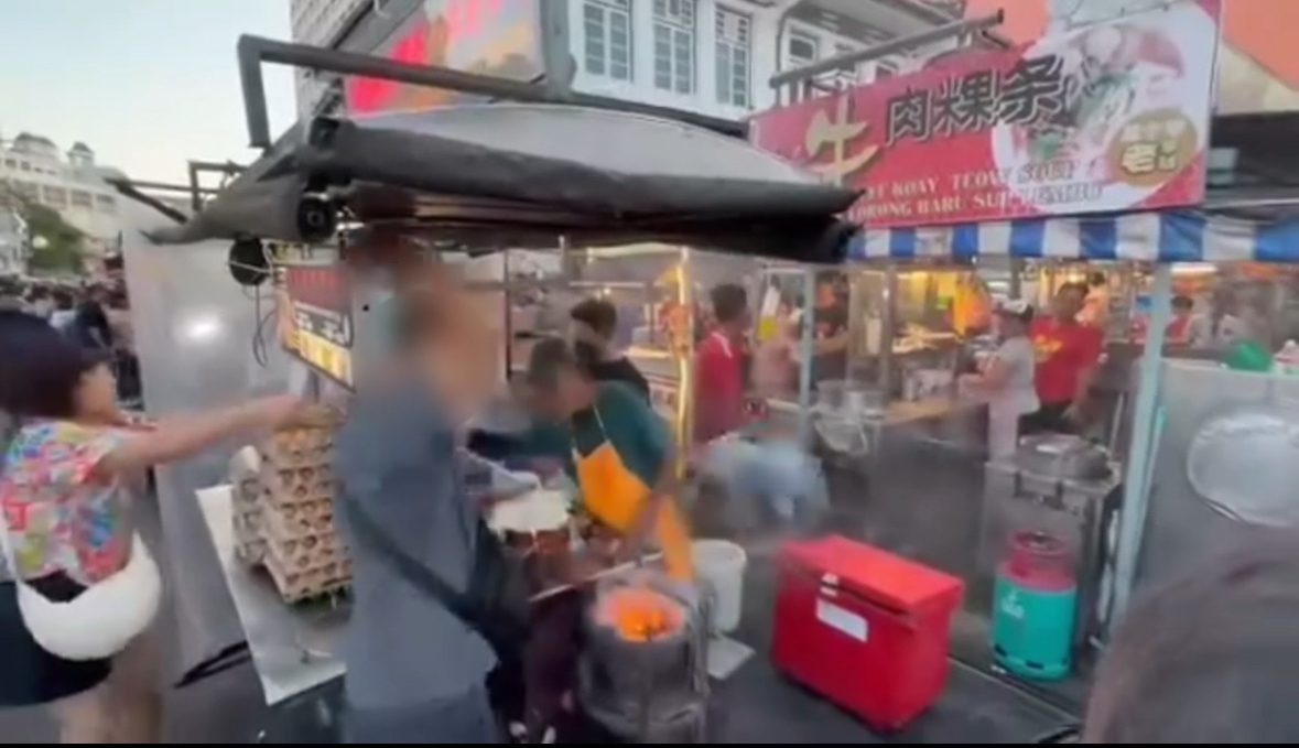 M’sian Man Flips Hawker’s Wok In Penang After Claiming His Question Was Ignored