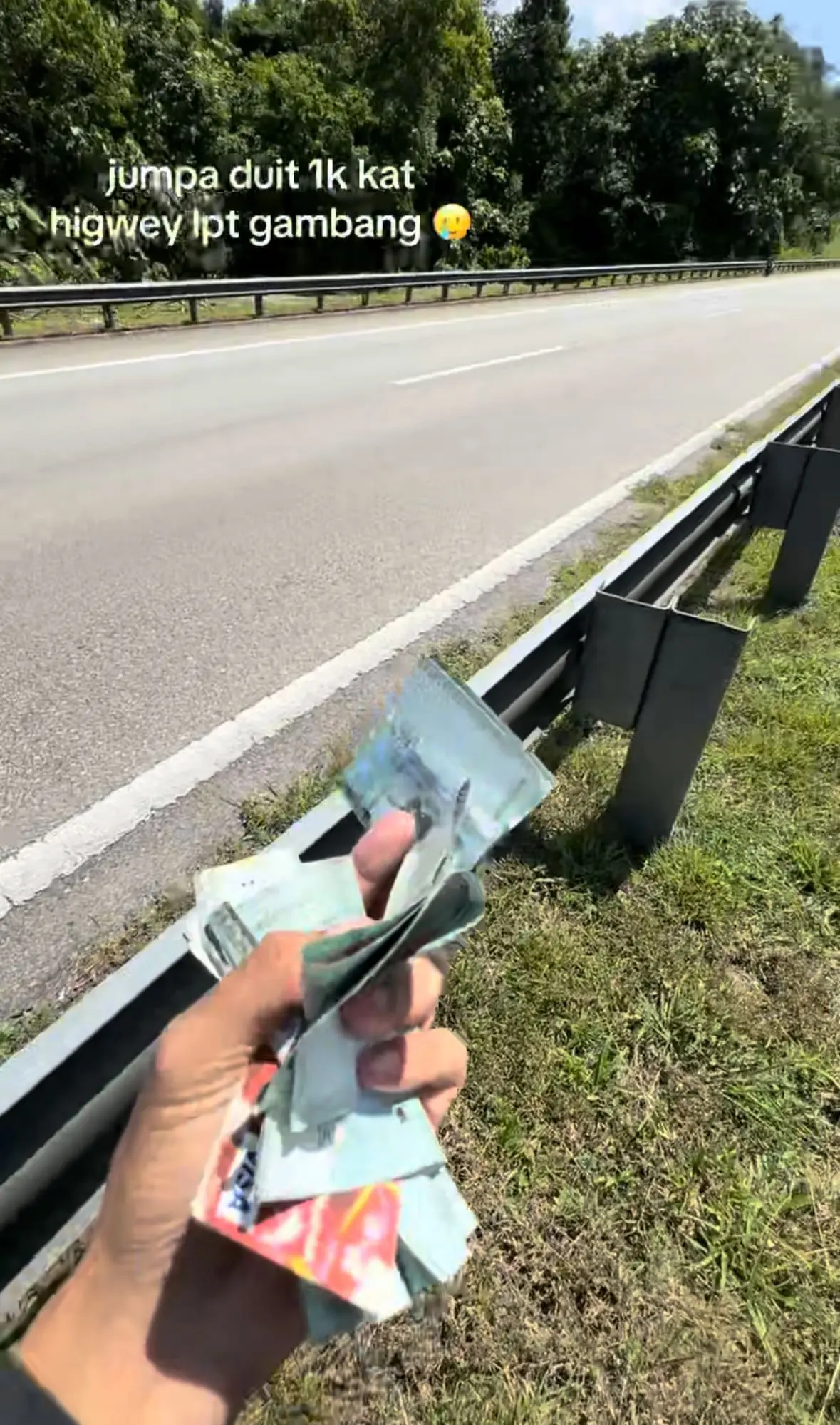 M’sian Man Goes Out Of His Way To Return RM1,000 That Flew Across Highway