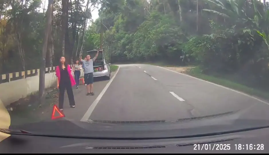 M'sian Man Helps Stranded China Tourists Fix Flat Tire For Free