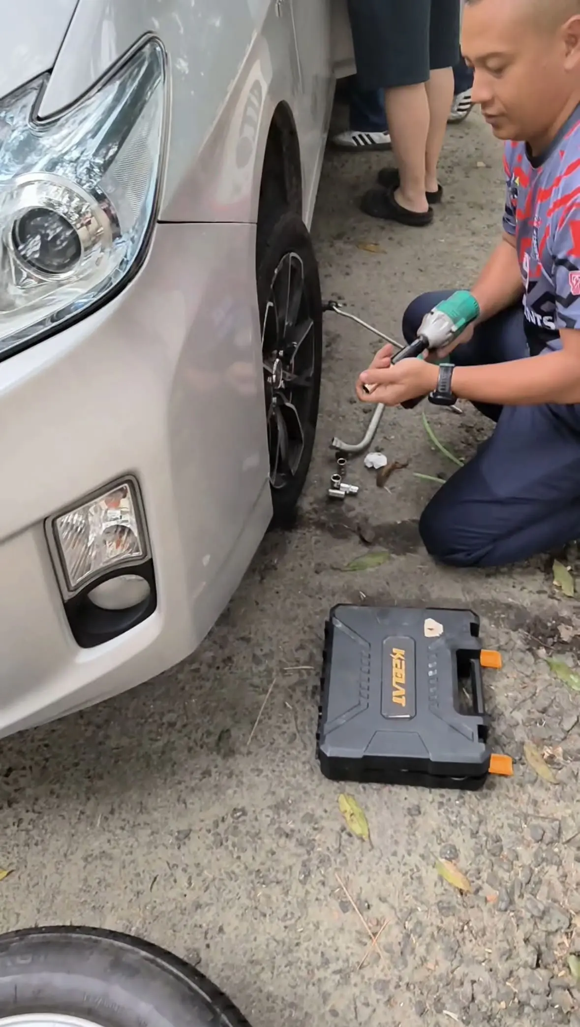 M'sian Man Helps Stranded China Tourists Fix Flat Tire For Free