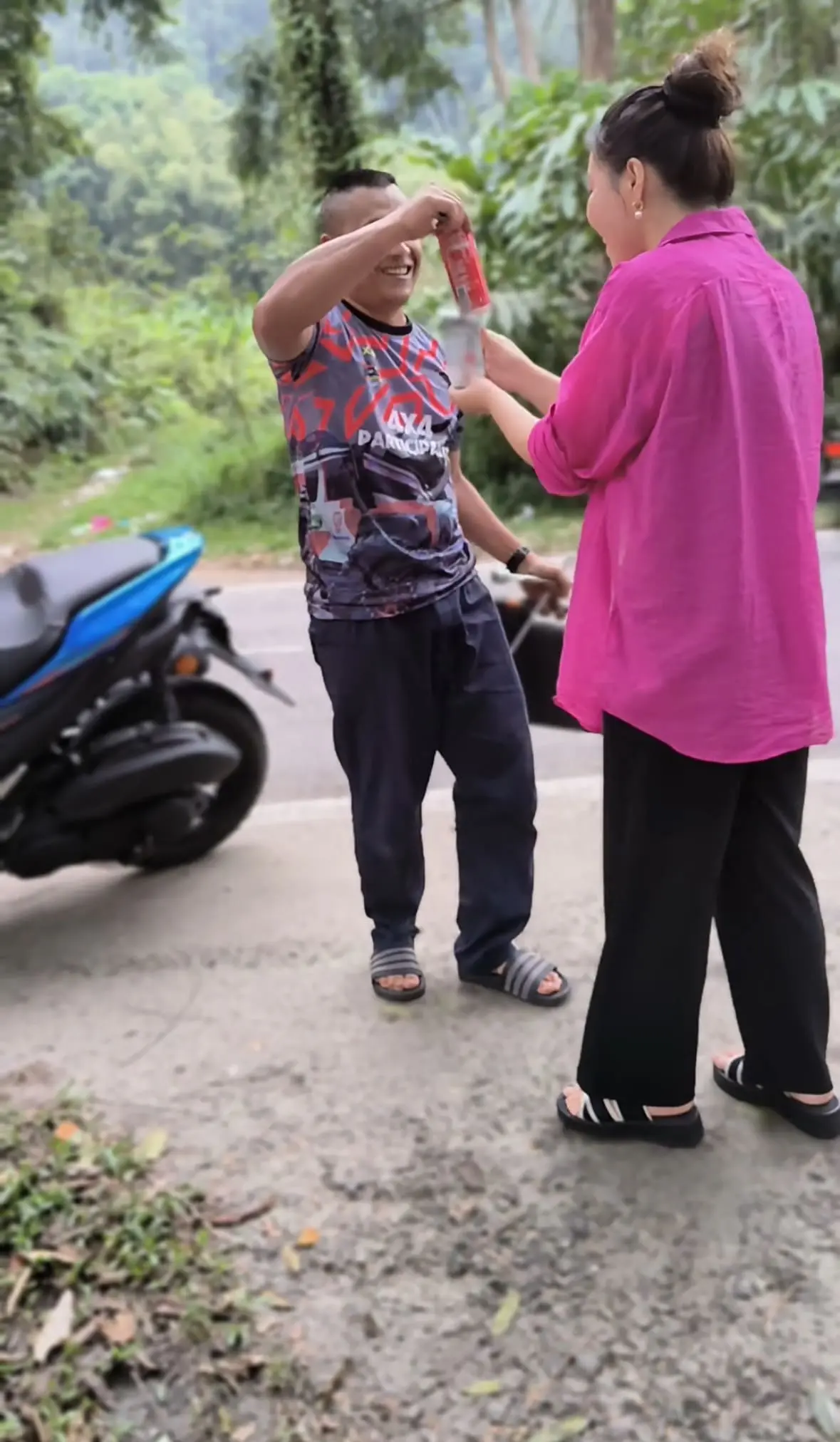 M'sian Man Helps Stranded China Tourists Fix Flat Tire For Free