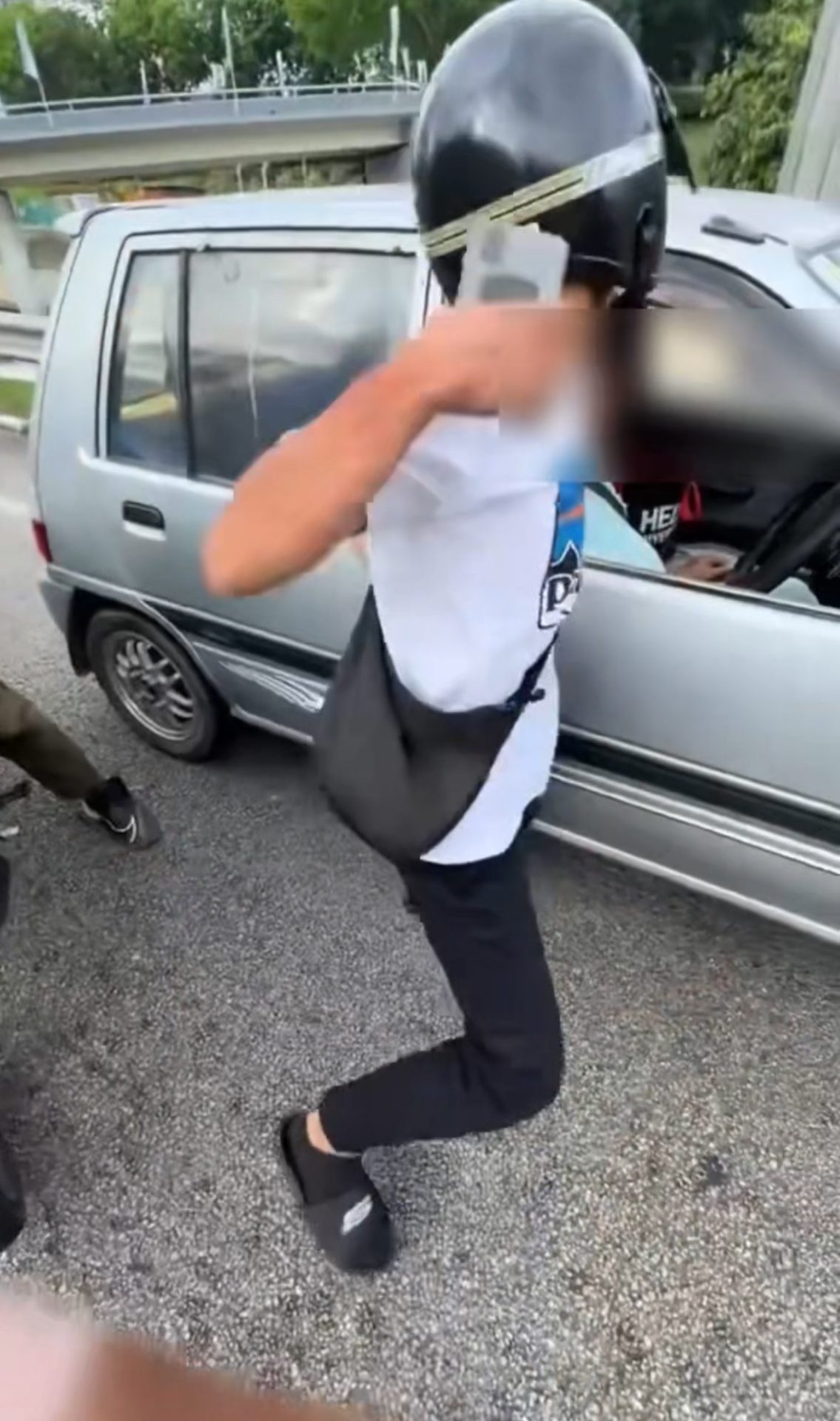 M’sian Man Loses Temper At Elderly Driver After Accident & Nearly Throws A Punch