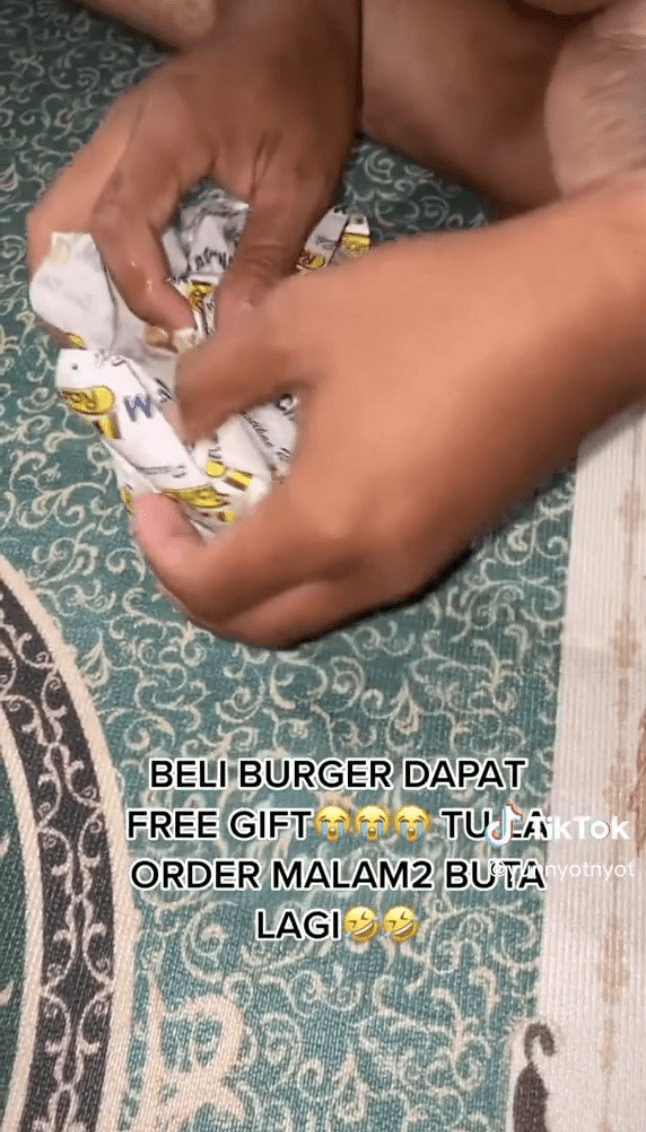 M'sian Man Orders Burger For Supper, Gets Stapler As Extra %22Topping%22 02