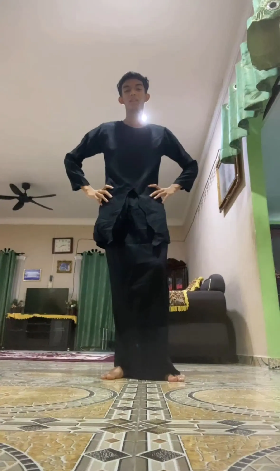 M’sian Man Orders Kurta Online For Raya But Gets Baju Kurung Instead & Slays In It