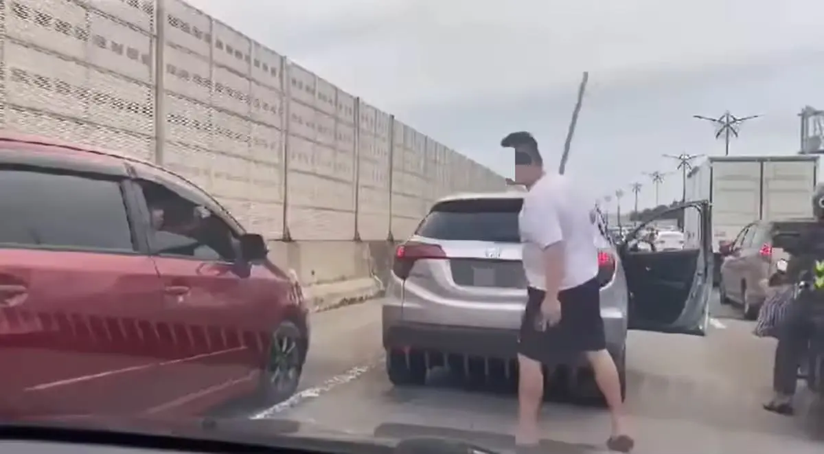 M'sian man threatens to hit driver with stick