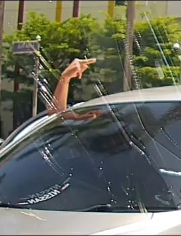 M'sian Man Who Drives Against Traffic In Cheras Raises Middle finger After Being Confronted By Motorist