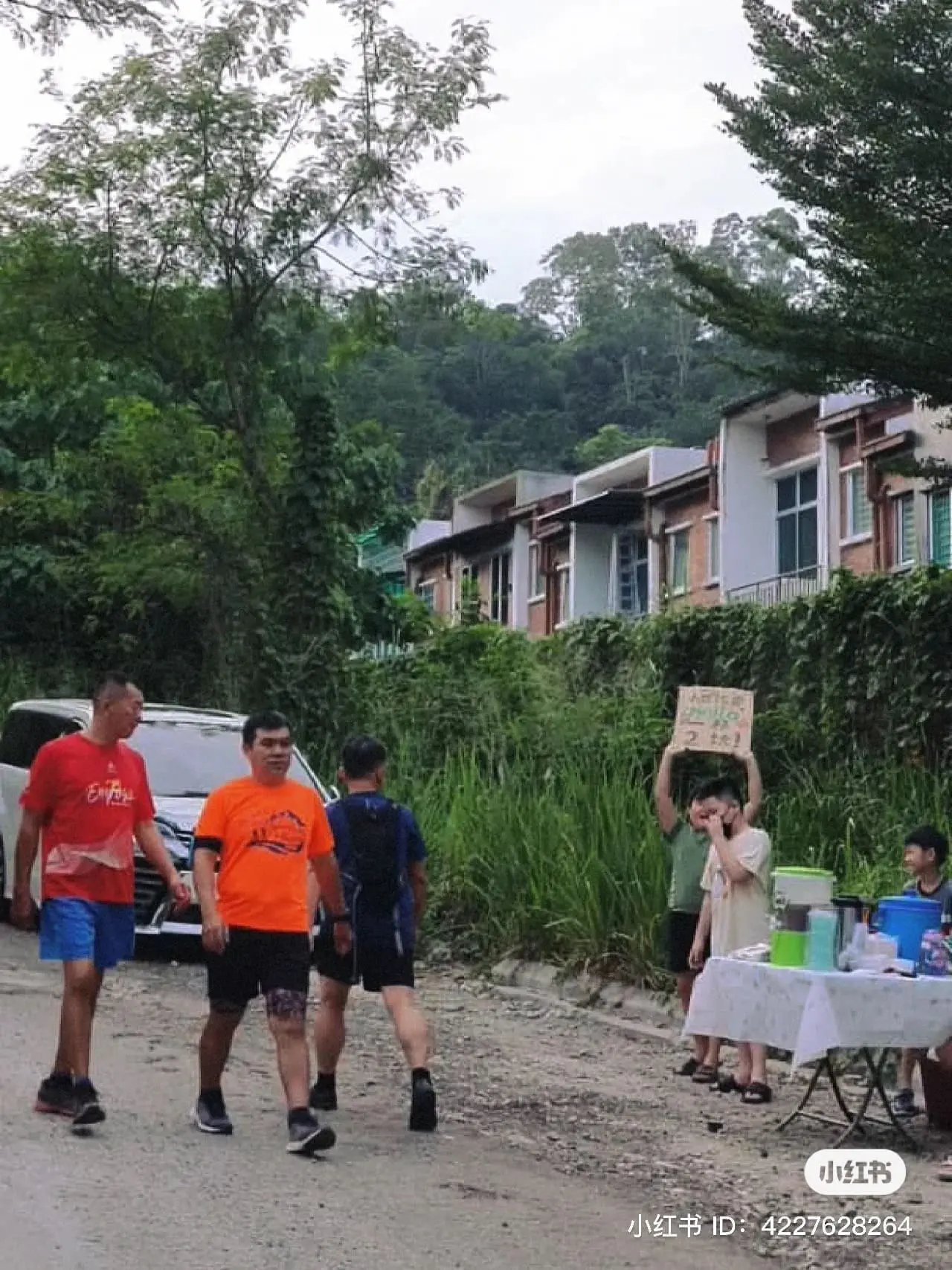 M'sian Mother Helps Kids Set Up RM2 Milo Booth At Sungai Long, Wants To Teach Them The Value Of Money 3