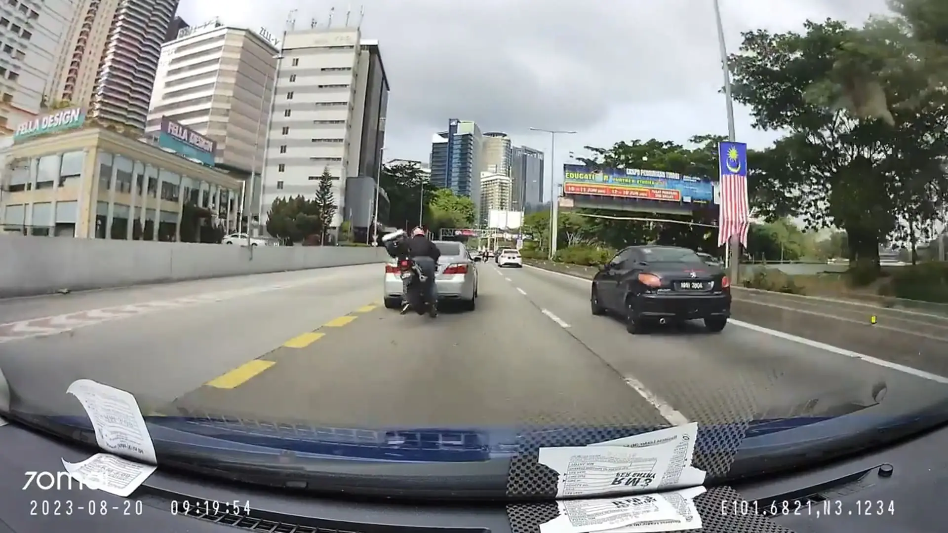 M’sian Motorcyclist Points Middle Finger At Driver, Falls Off After Driver Sudden Brakes In Front Of Him 4