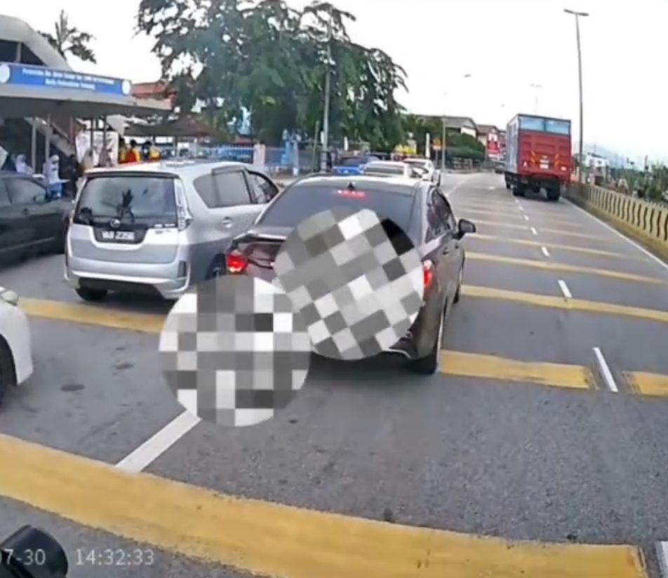 M’sian Nurse Double Parks In Front Of School, Responds With Middle Finger When Told to Move