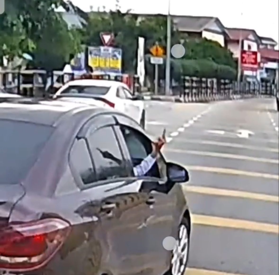 M’sian Nurse Double Parks In Front Of School, Responds With Middle Finger When Told to Move