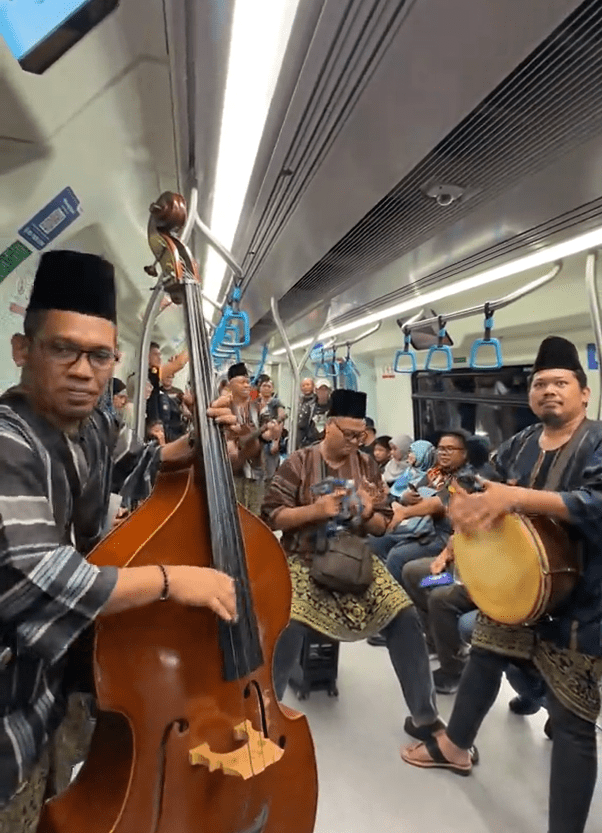 M'sian performing traditional instrument on MRT (2)