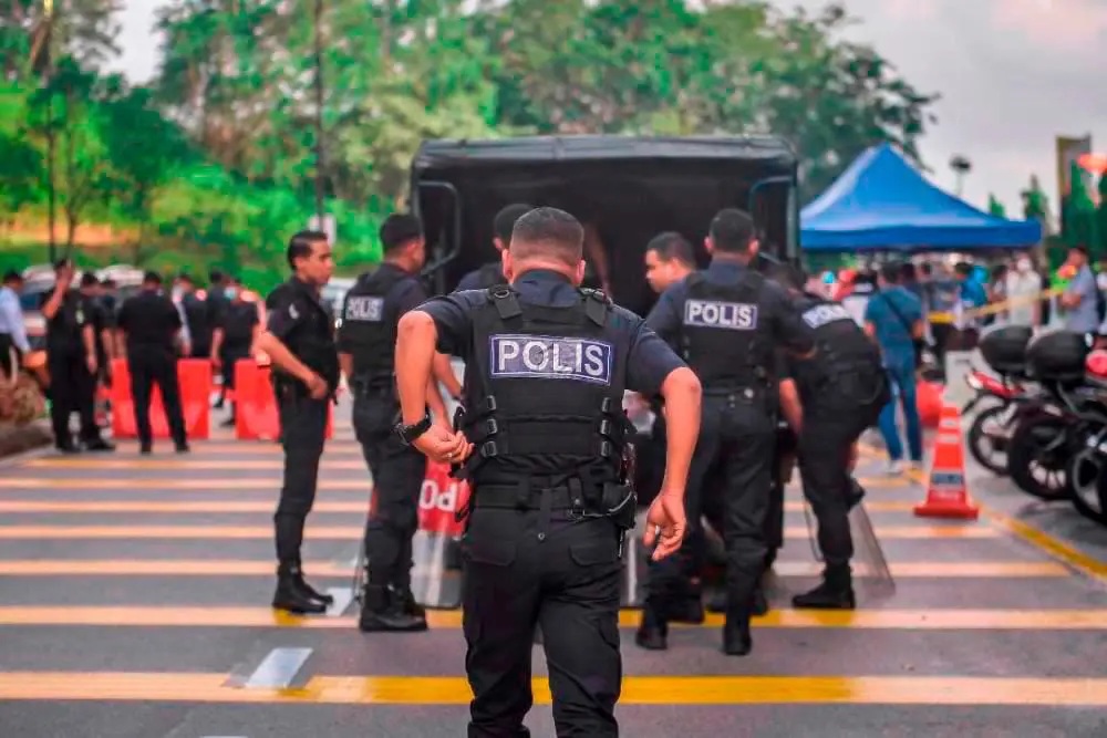 M'sian police officers in action