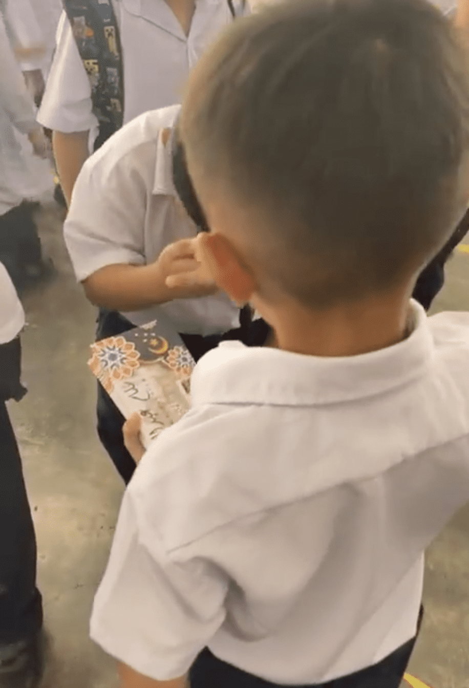 M'sian Primary School Boy Gives Out 'Duit Raya' To His Classmates 2