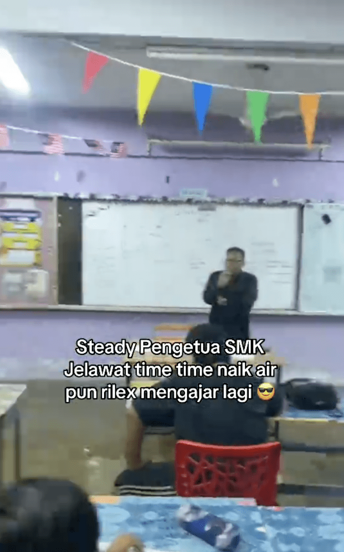 M'sian Principal Calmly Continues With Lesson Despite Flooded Classroom