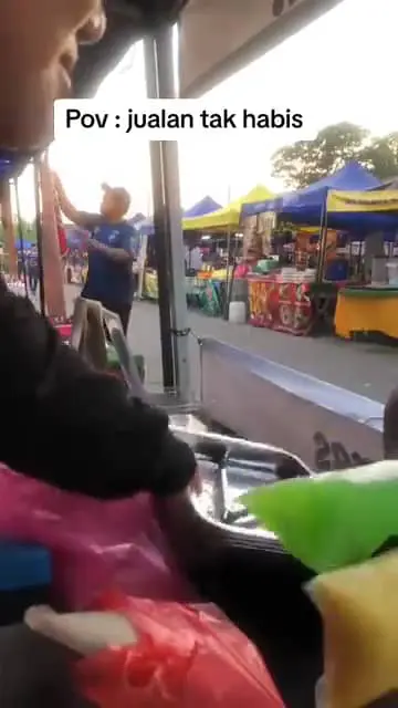 msian putting drink in a tray at bazaar