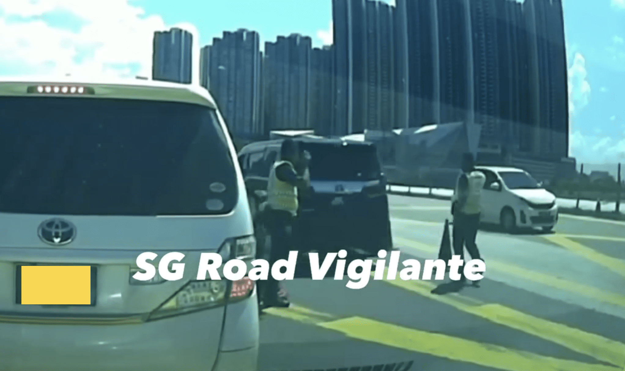 M'sian-Registered Car Cuts Queue And Ignores S'porean Police Who Stopped It At Woodlands Customs   005