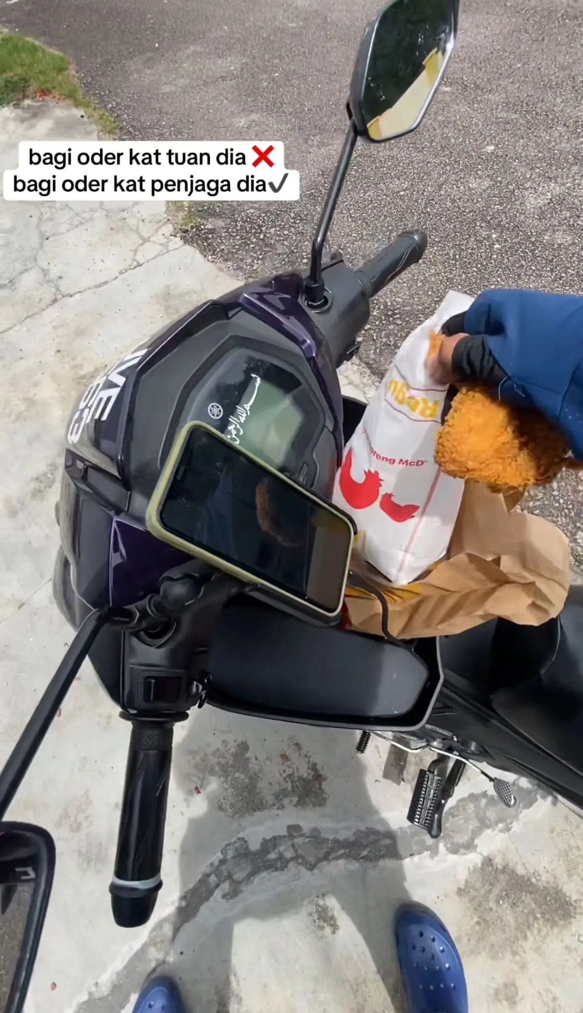 M’sian Rider Helps Feed Dog After Owner Orders Fried Chicken While Away