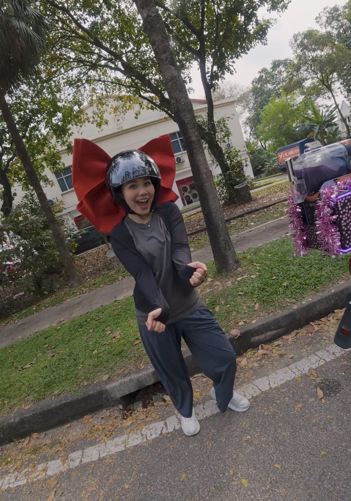 M’sian Rider Slows Down To Check On Girl With Giant Ribbon Dancing By Roadside, Gets Free Slushi Instead